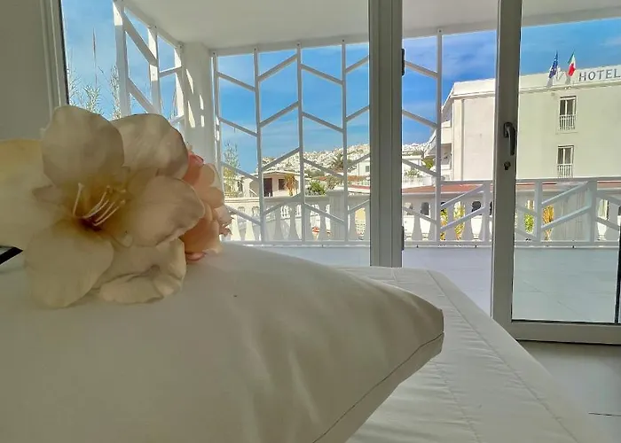 Sirena Deluxe Hotel *